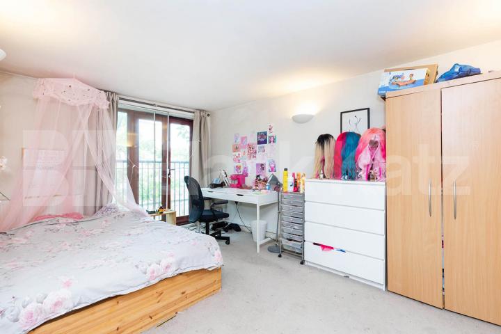 large 3 bedroom house split over 2 floors with 2 bathrooms Aran Mews, Barnsbury Grove
